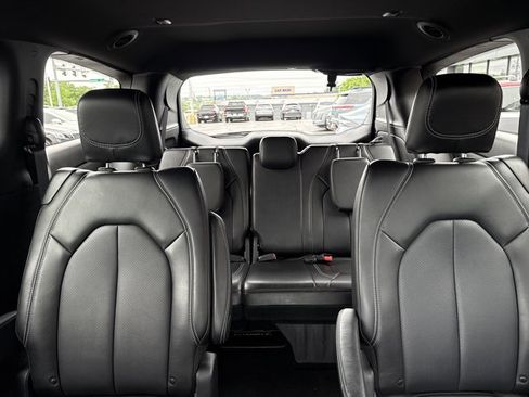 Used 2025 Chrysler Pacifica Select FWD image 17
