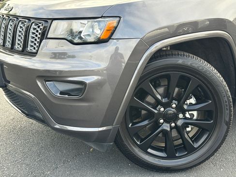 Used 2017 Jeep Grand Cherokee Altitude RWD image 3