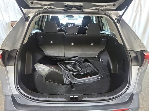 Used 2020 Toyota RAV4 LE FWD image 2