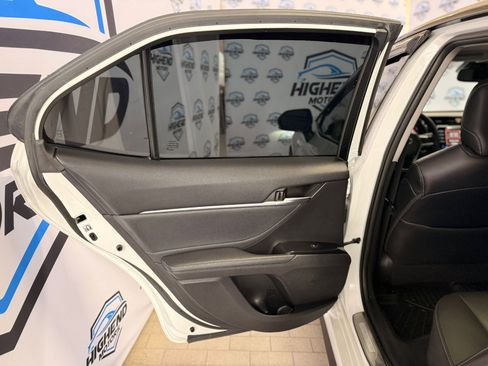 Used 2018 Toyota Camry XSE image 16