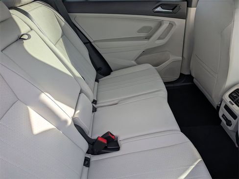 Used 2022 Volkswagen Tiguan SE R-Line image 36