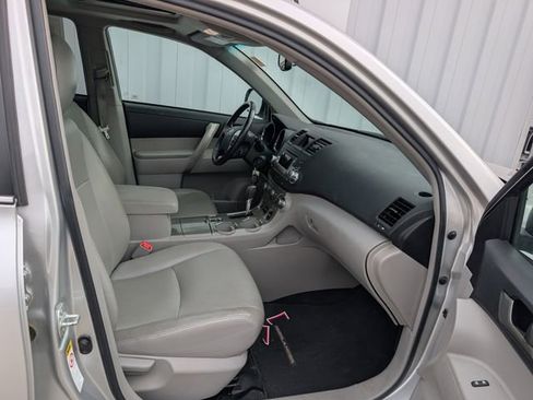 Used 2012 Toyota Highlander SE w/ Tow Pkg FWD image 19