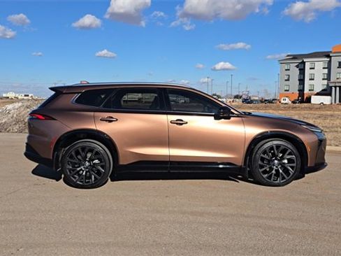 Used 2025 Toyota Crown Signia w/ Advanced Technology Package image 5