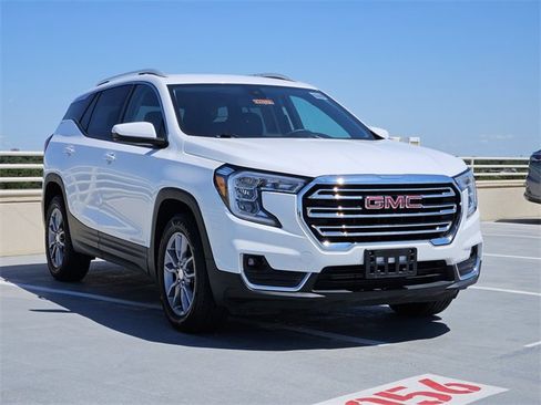 Used 2024 GMC Terrain SLT image 3