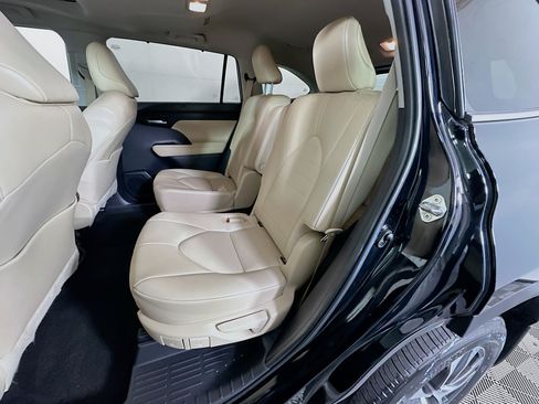 Used 2023 Toyota Highlander XLE AWD/4WD image 26
