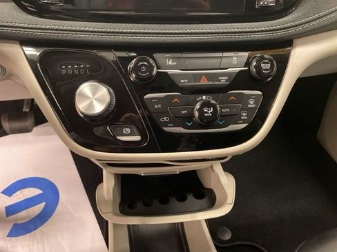 Used 2022 Chrysler Pacifica Touring-L image 12