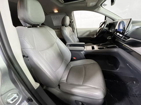 Used 2022 Toyota Sienna Limited image 30