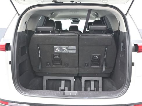 Used 2022 Kia Carnival LX FWD image 15