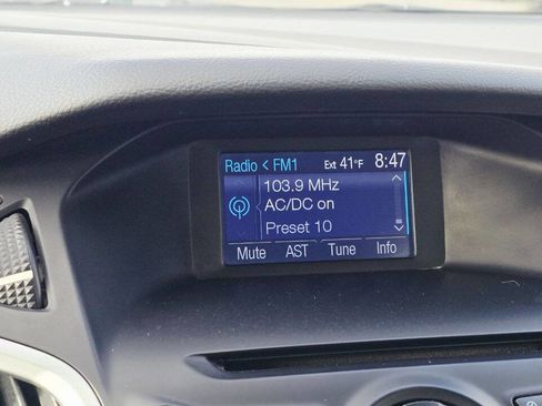 Used 2013 Ford Focus SE w/ SE Winter Pkg image 17