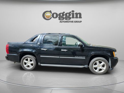 Used 2013 Chevrolet Avalanche LTZ image 6