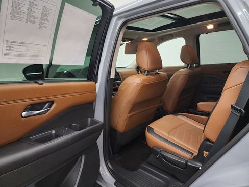 Used 2025 Nissan Pathfinder Platinum AWD/4WD image 26