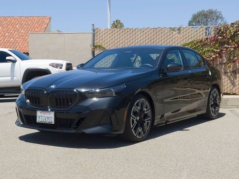 Used 2026 BMW 550e xDrive w/ Premium Package AWD/4WD image 2