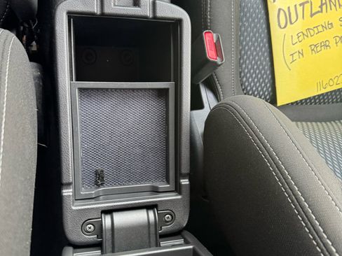 Used 2018 Mitsubishi Outlander ES image 11