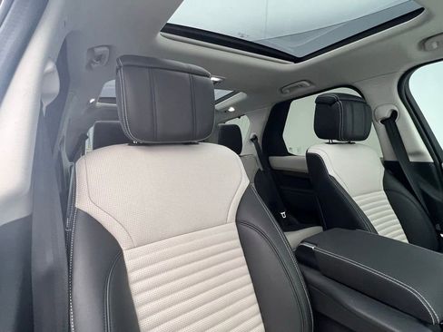 Used 2025 Land Rover Discovery Dynamic SE image 7