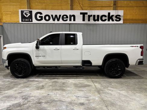 Used 2020 Chevrolet Silverado 2500 LT w/ Convenience Package AWD/4WD image 2