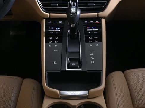 Certified 2024 Porsche Macan image 16