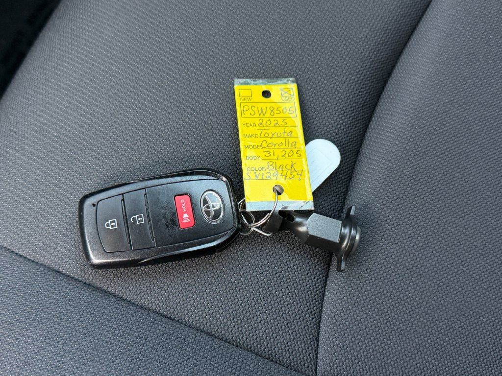 Used 2025 Toyota Corolla Cross LE FWD image 33