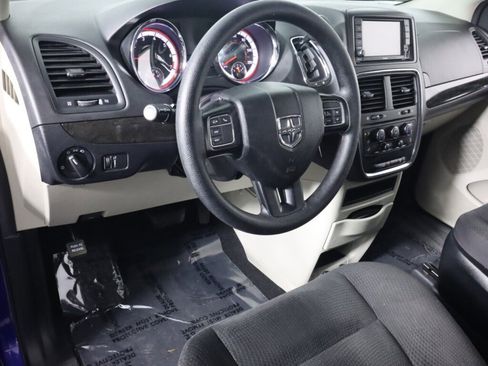 Used 2019 Dodge Grand Caravan SE w/ UConnect Hands-Free Group image 9