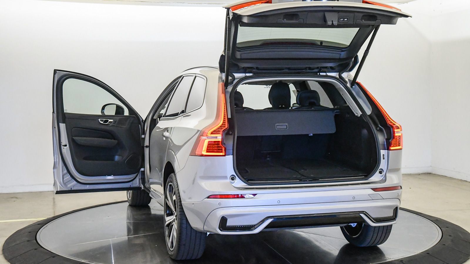 Certified 2023 Volvo XC60 B5 Ultimate w/ Climate Package FWD image 27