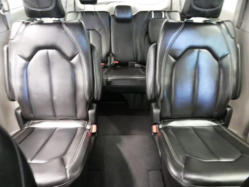 Used 2024 Chrysler Pacifica Touring-L image 22