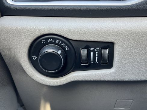 Used 2023 Chrysler Voyager LX image 15