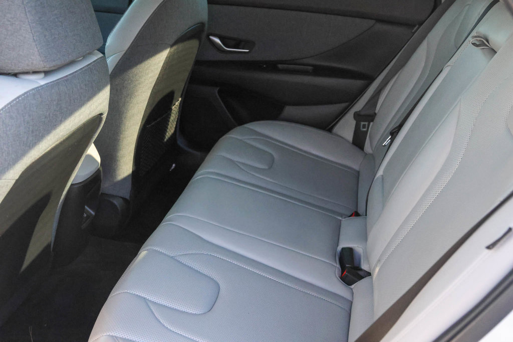 Used 2025 Hyundai Elantra Limited FWD image 14