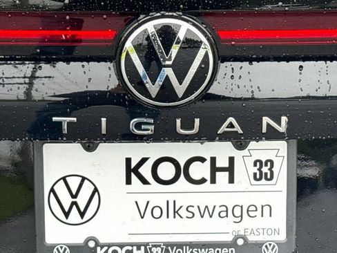 Used 2025 Volkswagen Tiguan SE AWD/4WD image 17