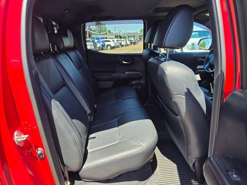 Used 2018 Toyota Tacoma TRD Off-Road w/ TRD Premium Off Road Package AWD/4WD image 24