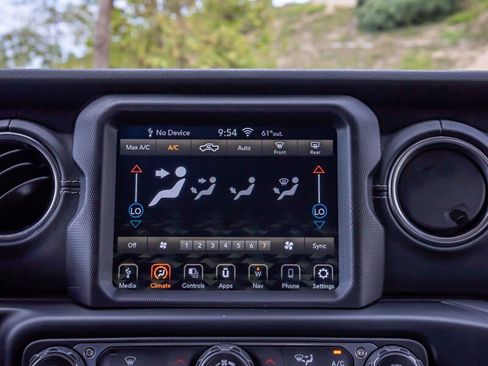 Used 2020 Jeep Gladiator Overland image 8