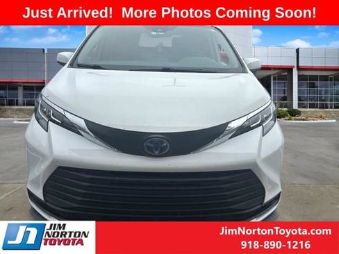 Used 2021 Toyota Sienna LE FWD image 2