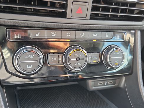 Used 2023 Volkswagen Jetta SE w/ Panoramic Sunroof Package FWD image 21