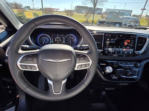 Used 2025 Chrysler Pacifica Select image 14
