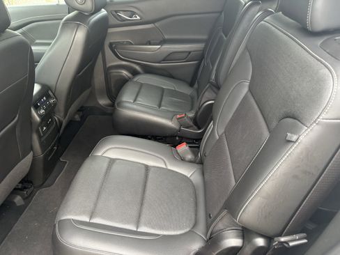 Used 2023 GMC Acadia SLT FWD image 9