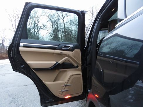 Used 2017 Porsche Cayenne image 19