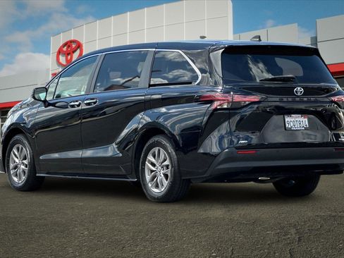 Certified 2022 Toyota Sienna XLE AWD/4WD image 5