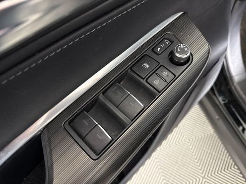 Used 2023 Toyota Venza XLE image 24