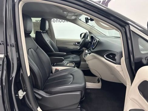 Used 2024 Chrysler Pacifica Touring-L FWD image 31