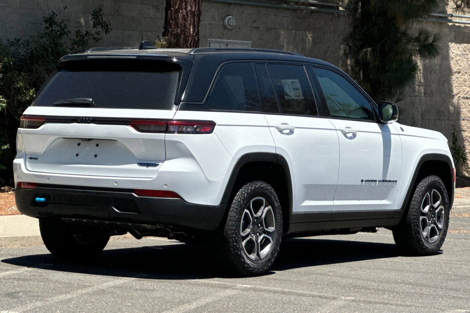 New 2023 Jeep Grand Cherokee Trailhawk w/ Advanced Protech Group II AWD/4WD image 3