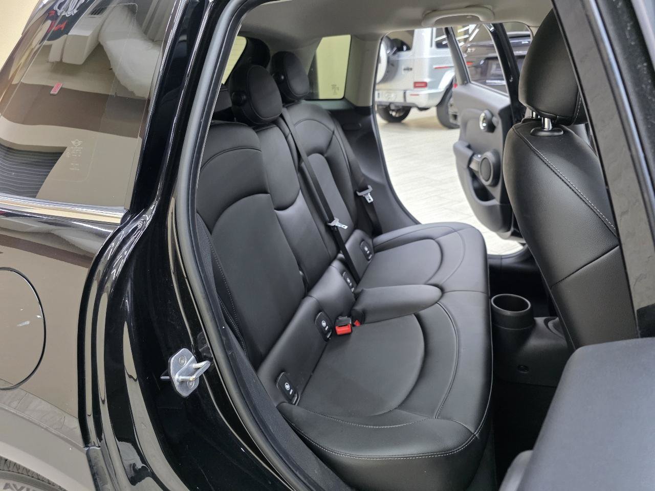 Used 2018 MINI Cooper 4-Door Hardtop w/ Signature Line Package FWD image 21