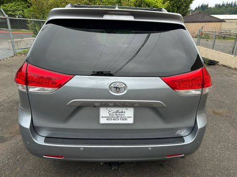 Used 2011 Toyota Sienna XLE w/ Premium Pkg AWD/4WD image 6