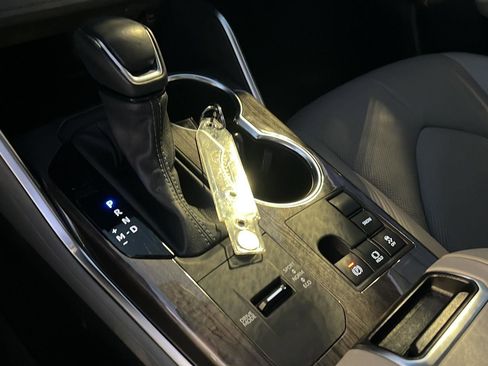 Used 2024 Toyota Highlander Limited image 31