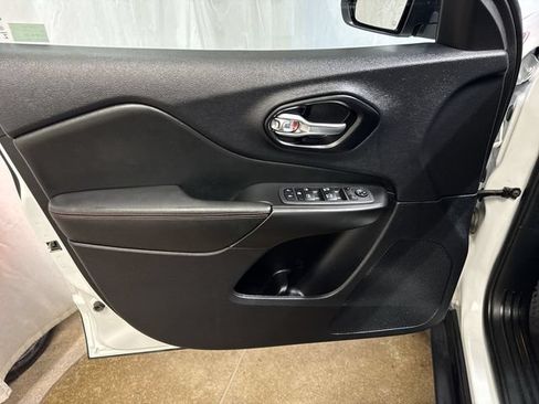 Used 2022 Jeep Cherokee Trailhawk w/ Comfort/Convenience Group AWD/4WD image 21