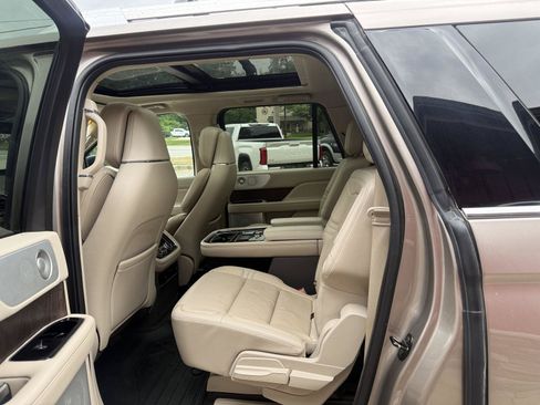 Used 2020 Lincoln Navigator L Reserve w/ Luxury Package AWD/4WD image 28
