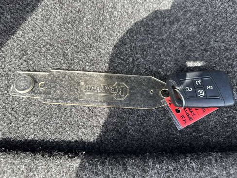 Used 2024 Volkswagen Tiguan SE R-Line image 33