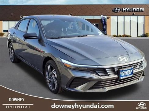 Used 2025 Hyundai Elantra SEL FWD image 3