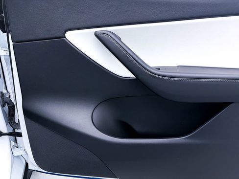 Used 2022 Tesla Model Y Long Range image 28