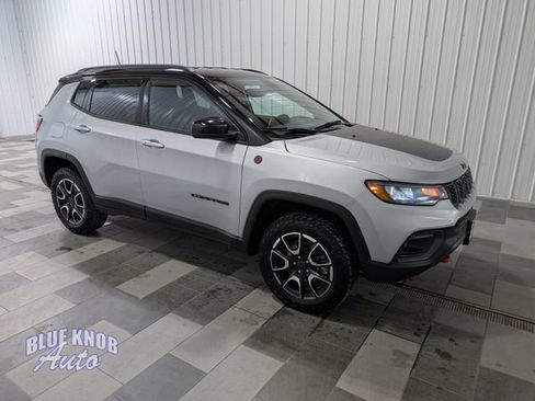 Used 2025 Jeep Compass Trailhawk AWD/4WD image 5