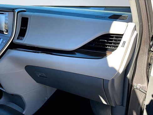 Used 2019 Toyota Sienna XLE image 17