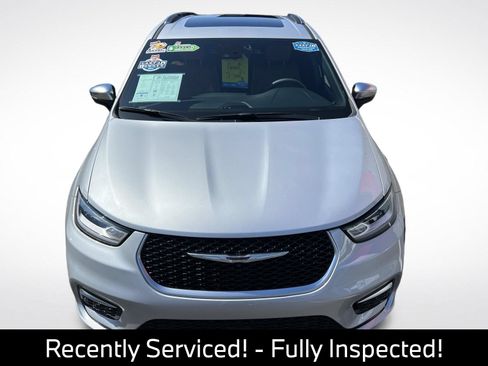 Used 2023 Chrysler Pacifica Pinnacle FWD image 3