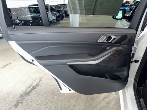 Certified 2025 BMW X7 xDrive40i w/ M Sport Package image 17